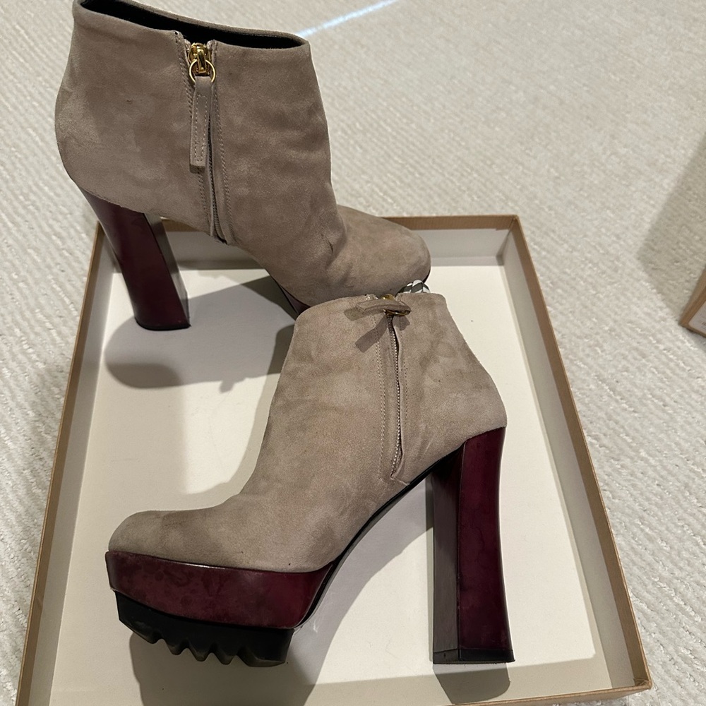 Tapeet grey suede bootie with Bordeaux colored heel size 36.5